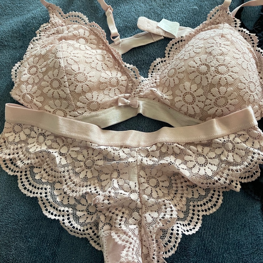 4 lot set bra and underwear never worn